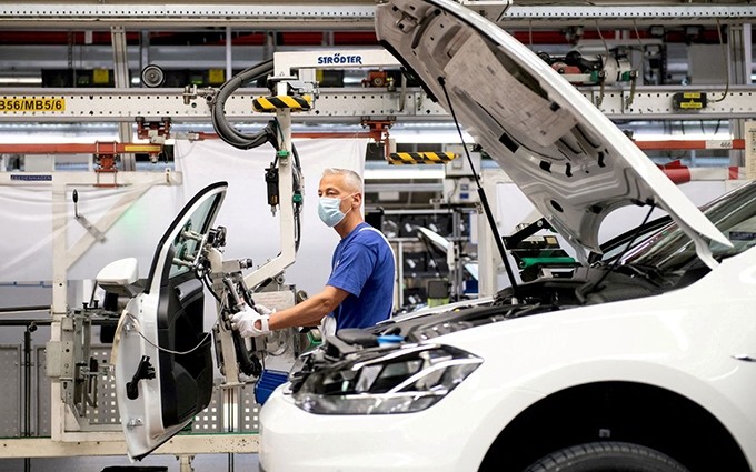 Un trabajador en la fábrica de Volkswagen en Wolfsburgo, Alemania.