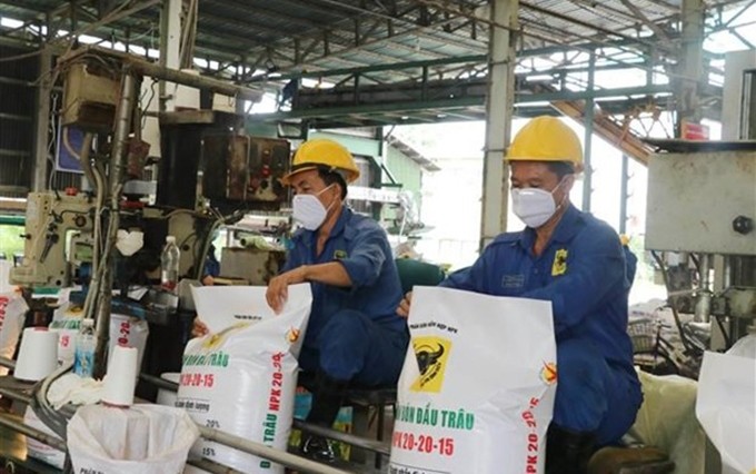 Producción en la empresa de fertilizantes de Binh Dien en la provincia vietnamita de Long An. (Fotografía: VNA)