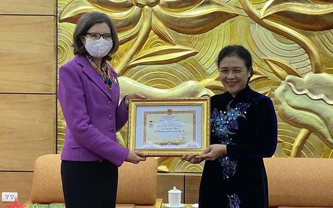 La presidenta de la VUFO, Nguyen Phuong Nga, entrega la medalla conmemorativa a la embajadora de Canadá en Hanói, Deborah Paul (Foto: vufo.org.vn)