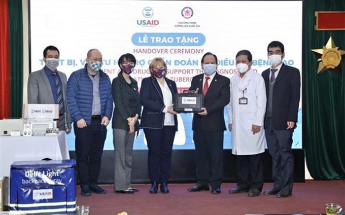 Estados Unidos dona máquina de diagnóstico rápido de tuberculosis a Vietnam. (Fotografía: VNA)