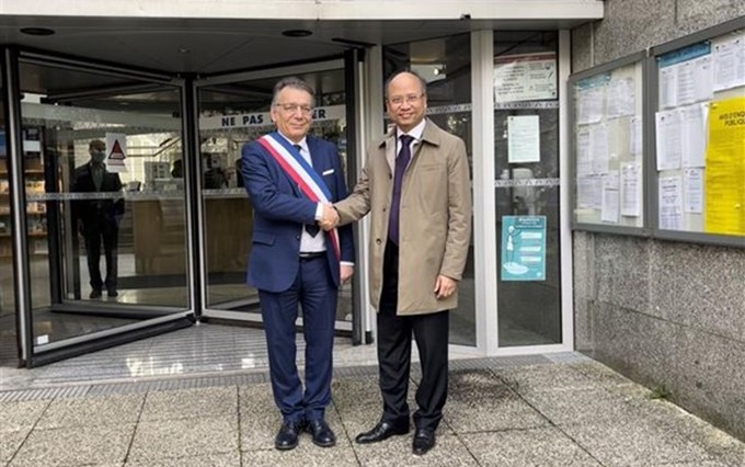 El embajador de Vietnam en Francia, Dinh Toan Thang (derecha), y el alcalde de la ciudad francesa de Choisy-le-Roi, Tonino Panetta. (Fotografía: VNA)