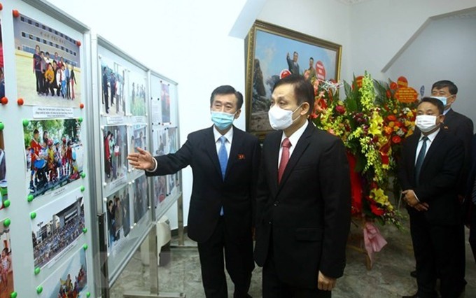 El jefe de la Comisión de Relaciones Exteriores del Comité Central del Partido Comunista de Vietnam, Le Hoai Trung, visita la galería de fotos en la Embajada de la República Popular Democrática de Corea. (Fotografía: VNA)