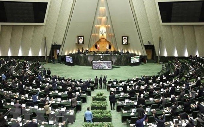 Los parlamentarios iraníes asisten a una sesión de la Asamblea Consultiva Islámica en Teherán. (Foto: AFP/VNA)