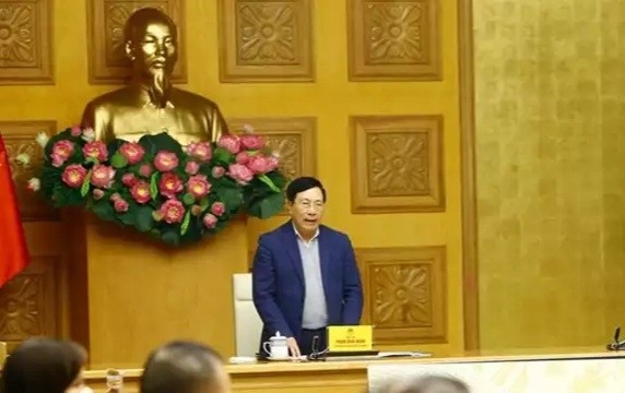 El vice primer ministro Pham Binh Minh interviene en la reunión. (Fotografía: VNA)