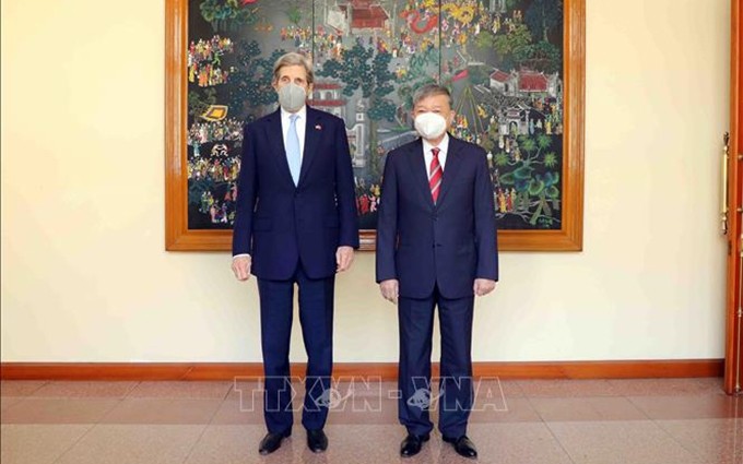 El general To Lam (derecha), ministro de Seguridad Pública de Vietnam, y el enviado especial para el clima de EE.UU., John Kerry. (Fotografía: VNA)