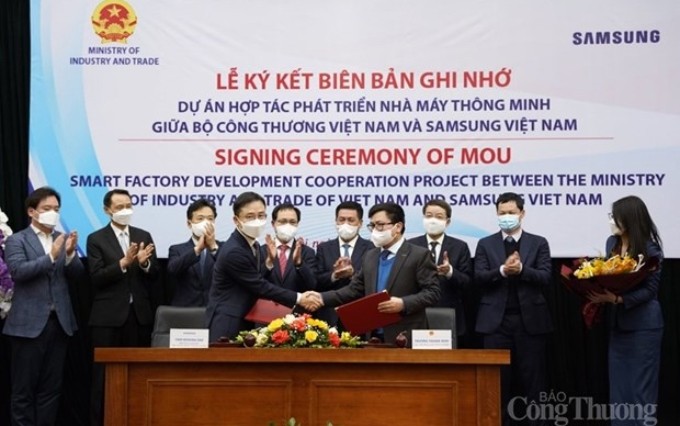El Ministerio de Industria y Comercio de Vietnam firmó un memorando de entendimiento sobre el desarrollo de una planta inteligente con la corporación Samsung Vietnam (Fuente: VNA)