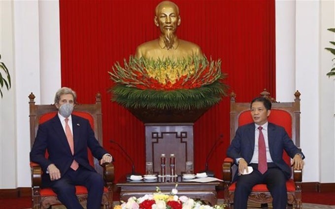 El enviado especial de Estados Unidos para el Clima, John Kerry (I), y el miembro del Buró Político y jefe de la Comisión de Asuntos Económicos del Comité Central del Partido Comunista de Vietnam, Tran Tuan Anh (Foto: VNA)