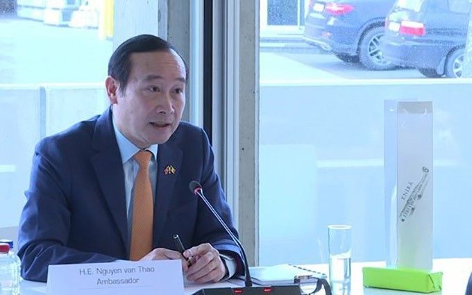 El embajador de Vietnam en Bélgica, Nguyen Van Thao, habla en la reunión. (Fotografía: VNA)
