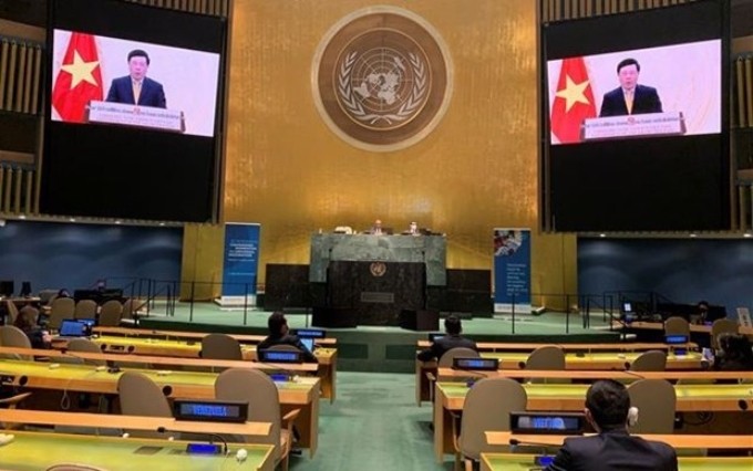  El viceprimer ministro permanente de Vietnam, Pham Binh Minh, pronuncia un discurso en forma de video grabado en el debate de alto nivel de la Asamblea General de las Naciones Unidas sobre vacunación universal (Fuente: VNA)