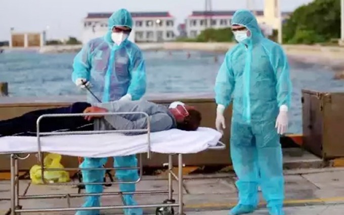 Rescatan a pescadores vietnamitas con problemas de salud en el mar. (Fotografía: VNA)