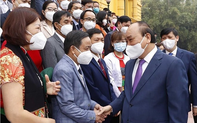 El presidente vietnamita, Nguyen Xuan Phuc, se reúne con representantes del sector de la salud (Foto: VNA)
