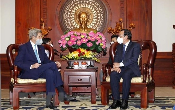 El miembro del Buró Político y secretario del Comité del Partido Comunista en Ciudad Ho Chi Minh, Nguyen Van Nen, recibe a John Kerry, enviado especial presidencial de Estados Unidos para el clima (Fuente: VNA)