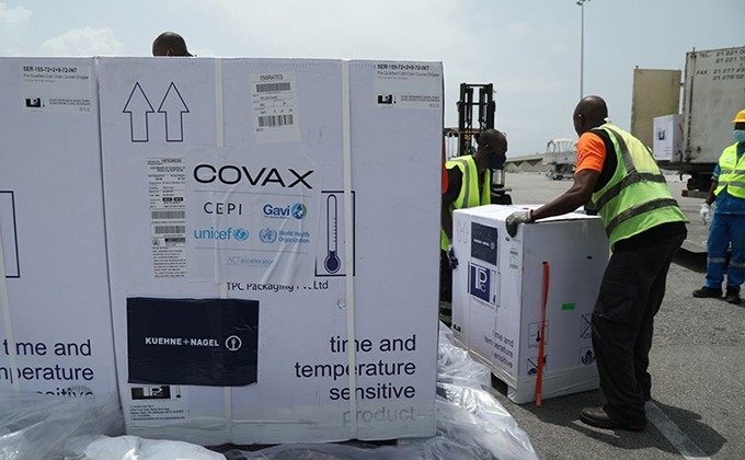 Descargan las vacunas distribuidas bajo el mecanismo Covax en Costa de Marfil. (Fotografía: Reuters)