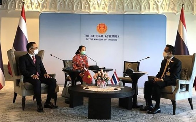 El segundo vicepresidente de la Cámara de Representantes de Tailandia, Supachai Phosu (D), y el embajador vietnamita acreditado en Bangkok, Phan Chi Thanh. (Fotografía: VNA)