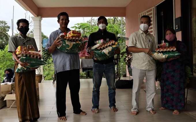 Brindan asistencia a los cham vietnamitas necesitados en Malasia. (Fotografía: VNA)