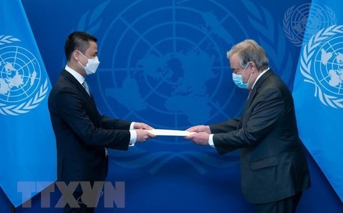 El embajador Dang Hoang Giang, nuevo jefe de la misión de Vietnam ante la ONU, entrega la carta al secretario general António Guterres. (Fotografía: VNA)