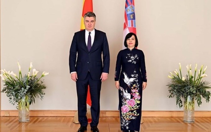 El presidente croata Zoran Milanović y la embajadora vietnamita Nguyen Thi Bich Thao (Fuente: Oficina del Presidente de la República de Croacia)