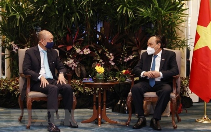  El presidente Nguyen Xuan Phuc dialoga con Wee Ee Cheong, vicepresidente y director general del banco UOB (Fuente: VNA)