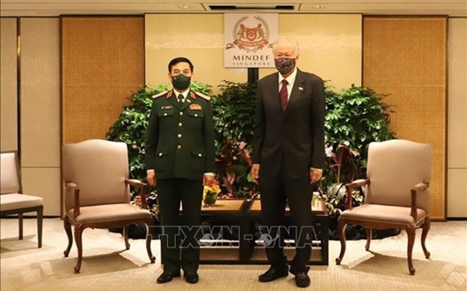 Los ministros de Defensa de Vietnam, general Phan Van Giang, y de Singapur, Ng Eng Hen. (Fotografía: VNA)