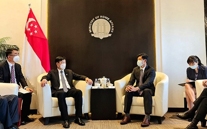 El viceministro vietnamita de Seguridad Pública, Nguyen Duy Ngoc, y el secretario de Estado del Ministerio del Interior de Singapur, Desmond Tan. (Fotografía: cand.com.vn))