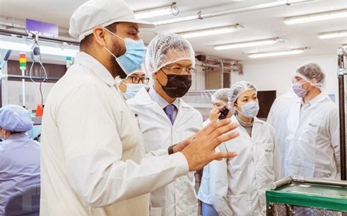 El embajador vietnamita en Argentina, Duong Quoc Thanh, visita el parque industrial Rio Grande en la provincia argentina de Tierra del Fuego. (Fotografía: VNA)