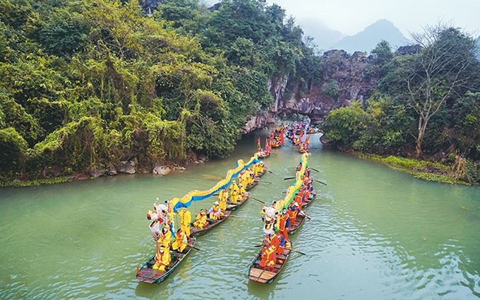 Danza del dragón en la procesión de agua en el Festival de la Pagoda de Bai Dinh en 2022. (Fotografía: Nhan Dan/Le Hong)