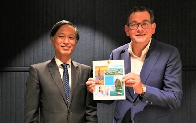 El embajador de Hanói en Australia, Nguyen Tat Thanh (izquierda), y el premier del estado australiano de Victoria, Daniel Andrews. (Fotografía: VNA)