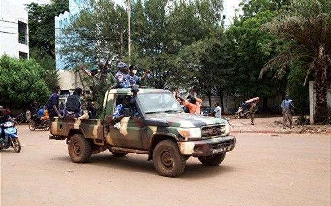 Soldados malienses patrullan las calles de Bamako. (Fotografía: VNA)