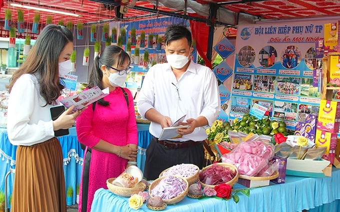 Nguyen Thanh Viet, director de la empresa Banh Nhat Ngoc, presenta sus productos a los clientes.