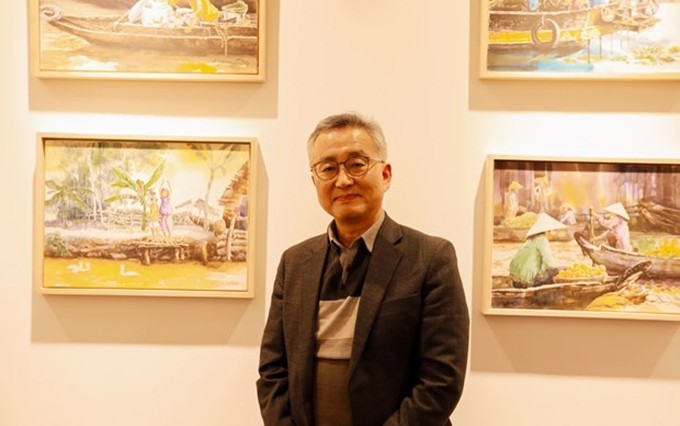 Kim Jai-min, autor de pinturas en la exposición. (Fotografía: VNA)