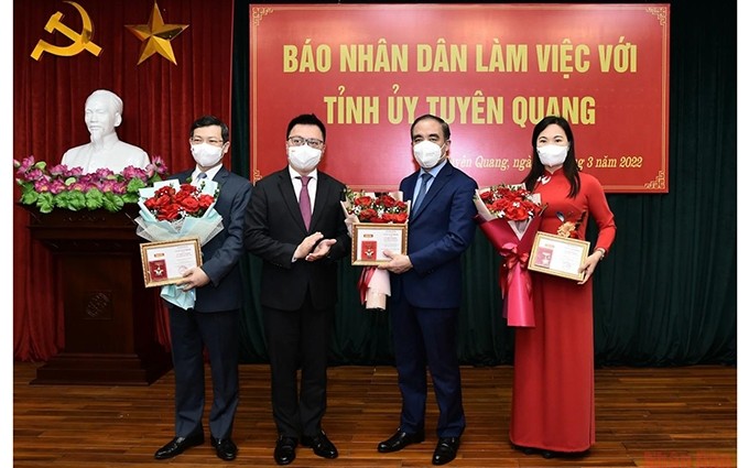 El redactor jefe de Nhan Dan, Le Quoc Minh, entrega el certificado de reconocimiento ‘Por la obra del periódico Nhan Dan’ a dirigentes de Tuyen Quang. (Fotografía: Nhan Dan)
