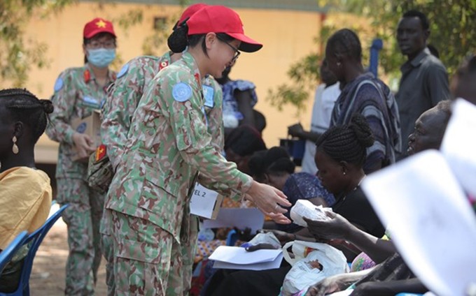 En respuesta al Día Internacional de la Mujer, el Grupo de Mujeres del tercer hospital de campaña de segundo nivel de Vietnam en Sudán del Sur entrega regalos y organiza clases sobre la atención de la salud femenina en el Hospital General de Bentiu. (Fotografía: Cortesía del tercer hospital de campaña de segundo nivel de Vietnam en Sudán del Sur )