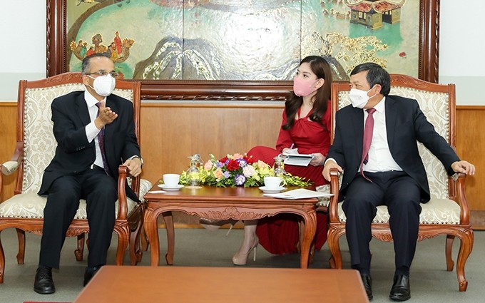 El viceministro de Cultura, Deporte y Turismo Doan Van Viet recibie al embajador de Nepal en Vietnam, Ganesh Prasad Dhakal.