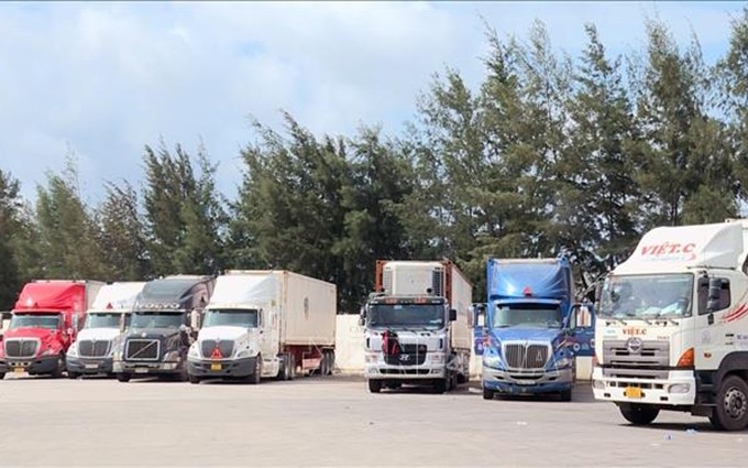 Camiones de productos agrícolas cerca de un puerto fronterizo de Vietnam. (Fotografía: VNA)