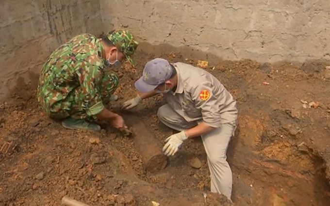 Fuerzas competentes manejan artefactos explosivos. (Fotografía: thanhnien.vn)