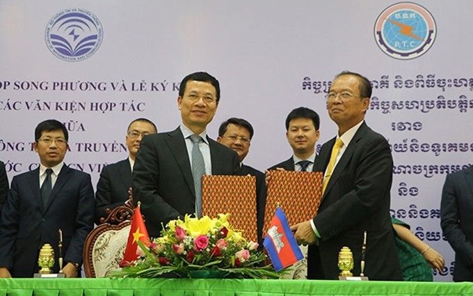 El Ministro Nguyen Manh Hung firmó el acuerdo de cooperación con el Ministerio de Correos y Telecomunicaciones de Camboya.