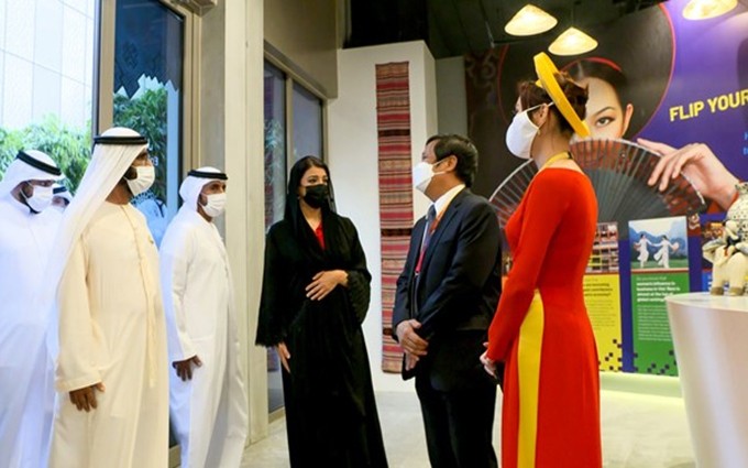 El vicepresidente y primer ministro de los Emiratos Árabes Unidos (EAU), Mohamed bin Rashid Al Maktum, visita el pabellón de Vietnam en la Exposición Universal de Dubái 2020. (Fotografía: VNA)