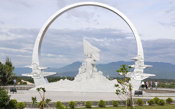 Memorial dedicado a los combatientes caídos en defensa de la isla de Gac Ma, en la Zona Conmemorativa en la comuna de Cam Hai Dong, distrito de Cam Lam, provincia de Khanh Hoa. (Fotografía: Nhan Dan)