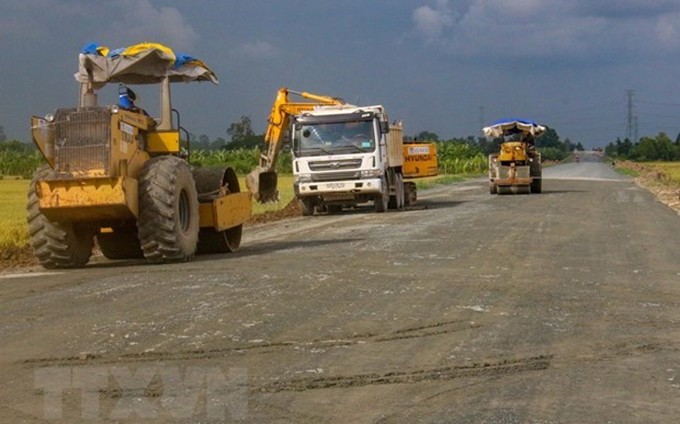 Construcción de la carretera 922, tramo por el distrito de Thoi Lai en la ciudad de Can Tho. (Fotografía: VNA)