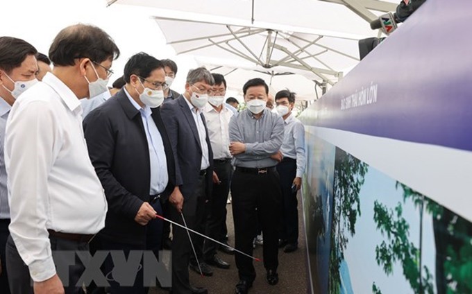 El primer ministro de Vietnam, Pham Minh Chinh, visita la zona económica de Van Phong. (Fotografía: VNA)