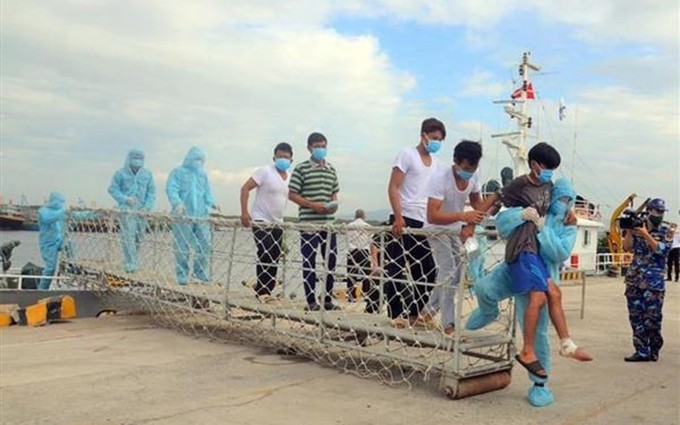 Rescatan a seis pescadores accidentados en aguas vietnamitas de Truong Sa. (Fotografía: VNA)