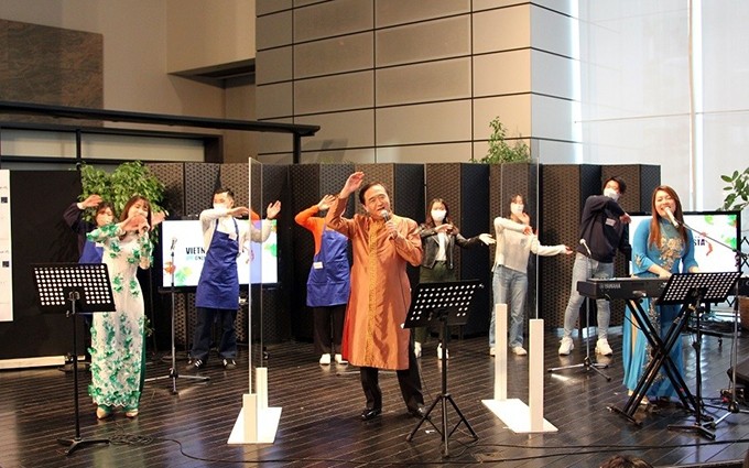 Yuji Kuroiwa, gobernador de Kanagawa, y estudiantes de ambos países interpretan la canción "Aoi Sora" para elogiar la relación entre Kanagawa y Vietnam. (Fotografía: VNA)