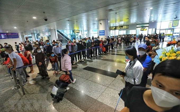 Vietnamitas evacuados de Ucrania llegan al Aeropuerto de Noi Bai, en Hanói. (Fotografía: VNA)