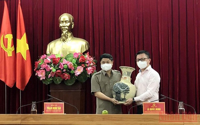 El redactor jefe del periódico Nhan Dan, Le Quoc Minh, entrega un regalo de recuerdo al Comité del Partido en Dak Lak.