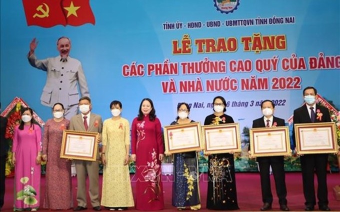 Honran a personas destacadas en movimientos de emulación patriótica en Vietnam. (Fotografía: qdnd.vn)