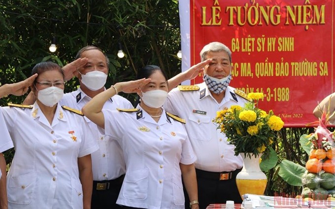 Ceremonia de ofrenda de incienso en memoria a  los mártires de  la batalla de Gac Ma en el distrito de Tho Quang, bahía de Da Nang. 