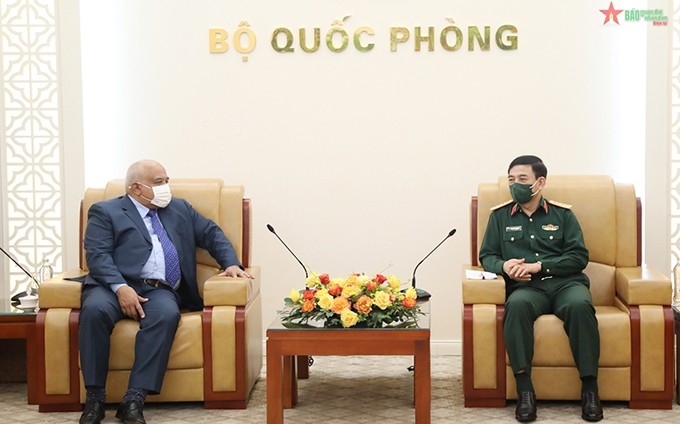 El ministro de Defensa de Vietnam, Phan Van Giang recibe al embajador de Cuba, Orlando Nicolás Hernández Guillén. (Fotografía: qdnd.vn)