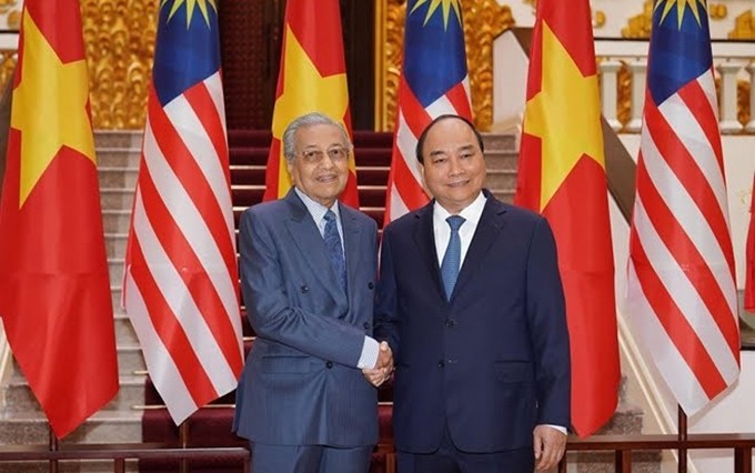El primer ministro de Vietnam, Nguyen Xuan Phuc (derecha), y su homólogo de Malasia, Mahathir Mohamad, en agosto de 2019. (Fotografía: VGP)