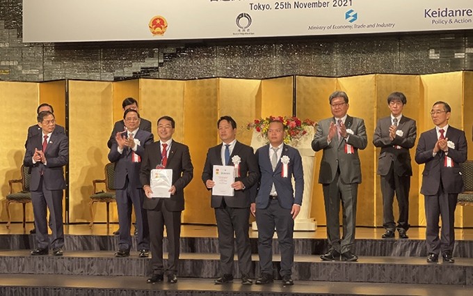 Representantes de las dos empresas en un evento de promoción inversionista celebrado en ocasión de la visita oficial del primer ministro vietnamita, Pham Minh Chinh, a Japón en noviembre de 2021. (Fotografía: Nhan Dan)