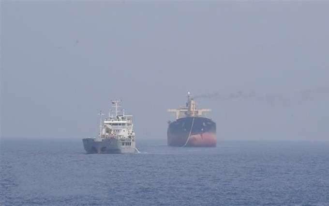 Rescatan a barco panameño en peligro de encallarse en aguas vietnamitas de Truong Sa. (Fotografía: VNA)